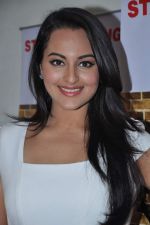 Sonakshi Sinha promotes Joker on the sets of ZEE Lil Masters in Famous on 20th Aug 2012 (11).JPG
